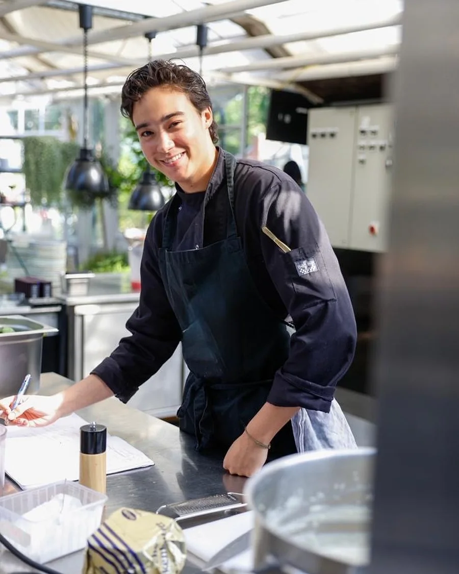 Phillip, Gründer von Carlo, in Kochjacke in einer Restaurantküche